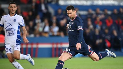 Lionel Messi sur la pelouse du Parc des Princes, le 8 mai 2022. (FRANCK FIFE / AFP)