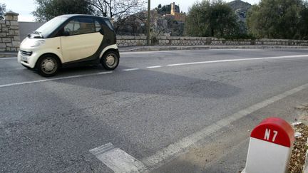 Une voiture roulant sur la Route Nationale 7,&nbsp;en 2006. (JACQUES MUNCH / AFP)