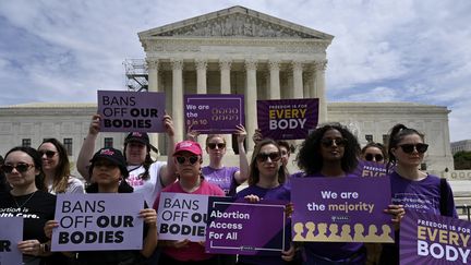 Des militants manifestent pour le maintien de l'accès à la pilule abortive, le 14 avril 2023, devant la Cour suprême, à Washington (Etats-Unis). (OLIVIER DOULIERY / AFP)