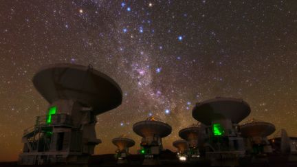 Des télescopes installés dans le désert d'Atacama, au Chili,&nbsp;le 2 novembre 2011.&nbsp; (B.A.TAFRESHI  / NOVAPIX / AFP)