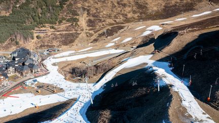 Vue aérienne montrant la station de ski de Peyragudes (Hautes-Pyrénées) souffrant d'un déficit de neige, le 6 janvier 2023. (FRANCOIS LAURENS / HANS LUCAS / AFP)