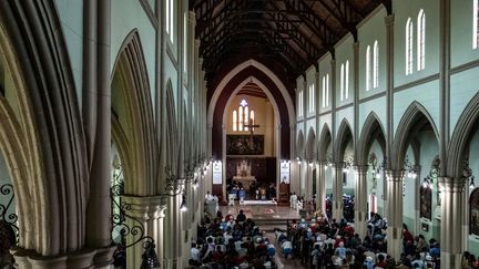 Messe dans l'église du Sacré-Cœur&nbsp;de Harare, le 5 août 2018. Le Zimbabwe, pays majoritairement chrétien, ne compte qu'un million de catholiques. (MARCO LONGARI / AFP)