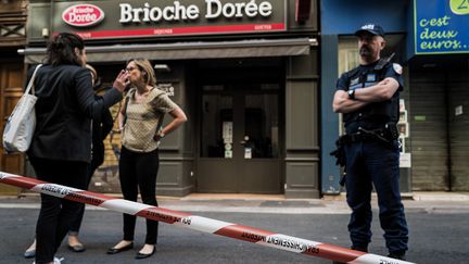 Devant la boulangerie visée par l'explosion d'un colis piégé, à Lyon, le 25 mai 2019.&nbsp; (JEFF PACHOUD / AFP)