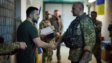 Le président ukrainien, Volodymyr Zelensky, le 6 juin 2022 à Lysychansk (Ukraine). (UKRAINIAN PRESIDENTIAL PRESS SER / AFP)