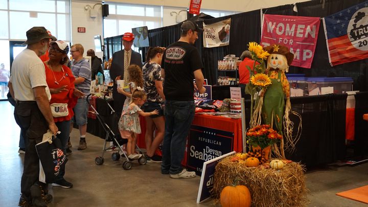 Des électeurs se renseignent au stand du Parti républicain, lors de la North Georgia State Fair, le 21 septembre 2024 à Marietta, en Géorgie (Etats-Unis). (MARIE-VIOLETTE BERNARD / FRANCEINFO)