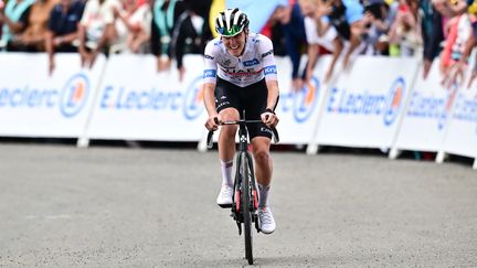 Il n'avait plus réussi à lâcher Vingegaard depuis 2 ans, c'est désormais chose faite pour le prodige slovène Tadej Pogacar. Après une attaque éclair à presque 3 km de l'arrivée, le coureur UAE Team Emirates s'échappe seul et finit avec plus de 20 secondes d'avance sur son adversaire direct dans cette 6e étape du Tour de France 2023.