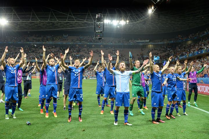 L'équipe islandaise&nbsp;après sa victoire contre l'Angleterre, à Nice, le 27 juin 2016. (FEDERICO GAMBARINI / DPA / AFP)