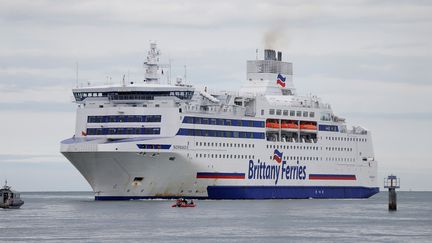 Le&nbsp;bateau "Normandie", de la compagnie Britanny Ferries, arrive à Ouistreham (Calvados), le 29 juin 2017. (CHARLY TRIBALLEAU / AFP)