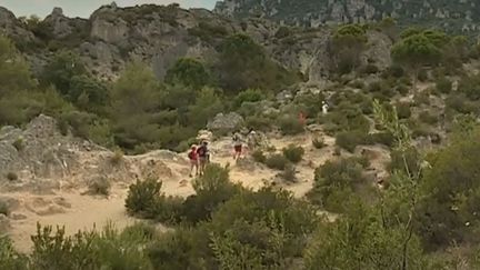 Chaque été, le cirque de Mourèze (Hérault) attire toujours autant de visiteurs malgré une végétation en augmentation.