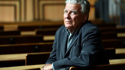 Olivier Duhamel pose dans un amphithéâtre à Sciences Po, à Paris, le 19 mai 2016. (STEPHANE DE SAKUTIN / AFP)