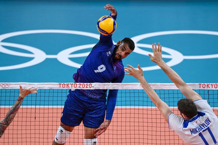 Earvin Ngapeth face au Comité olympique russe lors du tournoi olympique des Jeux de Tokyo, le 30 juillet 2021. (YURI CORTEZ / AFP)