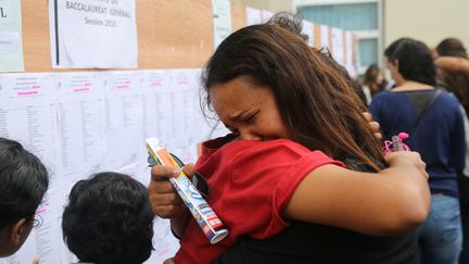 Résultats du bac devant un lycée de Saint-Denis de La Réunion, le 7 juillet 2015. (RICHARD BOUHET / AFP)