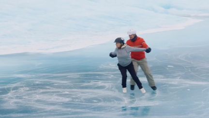 Jayne Torvill et Christopher Dean reproduisent 36 ans après la chorégraphie de leur médaille aux Jeux olympiques d'hiver de Sarajevo. (CAPTURE D'ÉCRAN)