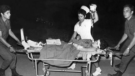 Evacuation d'un blessé, victime de trois terroristes japonais, à l'aéroport de Lod-Tel-Aviv, le 30 mai 1972 (AFP)