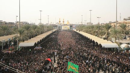 Chaque ann&eacute;e depuis treize si&egrave;cles, des milliers de p&egrave;lerins se rendent sur son tombeau &agrave; Kerbala (Irak) pour pleurer la mort de leur p&egrave;re spirituel. (MUSHTAQ MUHAMMAD / REUTERS)