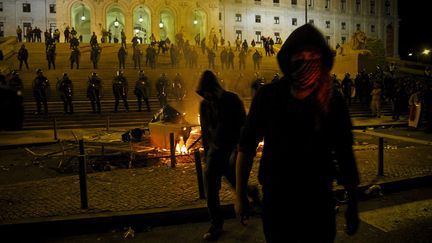 Affrontements entre manifestants et forces de l'ordre devant le Parlement de Lisbonne (Portugal), le 15 octobre 2012. (PATRICIA DE MELO MOREIRA / AFP)