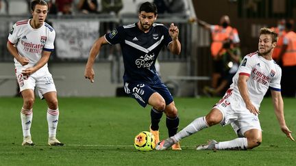 Loris Benito, joueurs des Girondins de Bordeaux, à la lutte avec Joachim Andersen de l'OL. (PHILIPPE LOPEZ / AFP)