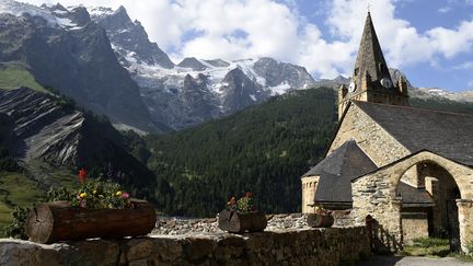 Une &eacute;glise situ&eacute;e dans le parc national des Ecrins (Hautes-Alpes), photographi&eacute;e d&eacute;but juin 2015. (PHILIPPE DESMAZES / AFP)