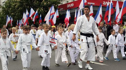 Dans les rues de Simferopol, des judokas ont d&eacute;fil&eacute; pour le 1er mai, drapeau russe &agrave; la main. (YURIY LASHOV / AFP)