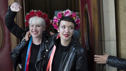 Deux militantes Femen quittent le tribunal correctionnel de Paris apr&egrave;s leur relaxe, le 10 septembre 2014. (FRED DUFOUR / AFP)