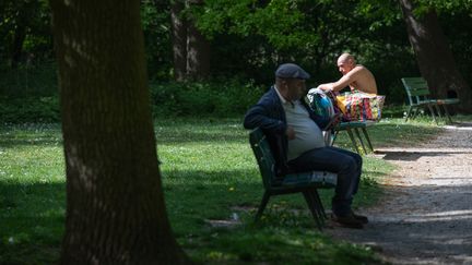 Deux promeneurs apprécient le beau temps au bois de Vincennes à Paris, le 17 avril 2020. (THOMAS CYTRYNOWICZ / AFP)