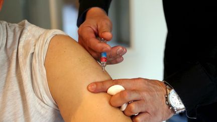 Un médecin vaccine un patient contre la grippe, le 17 octobre 2016, à Thionville (Moselle).&nbsp; (MAXPPP)