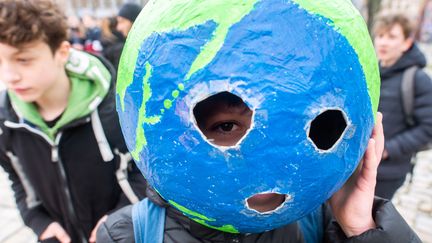 Allemagne : un enfant porte un masque de la Terre lors de la grève pour le climat à Berlin, le 15 mars 2019.&nbsp; (KLAUS-DIETMAR GABBERT / DPA)