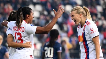 La joie des Lyonnaises après le but de Catarina Macario contre le PSG en D1 Arkema le 29 mai 2022. (FRANCK FIFE / AFP)