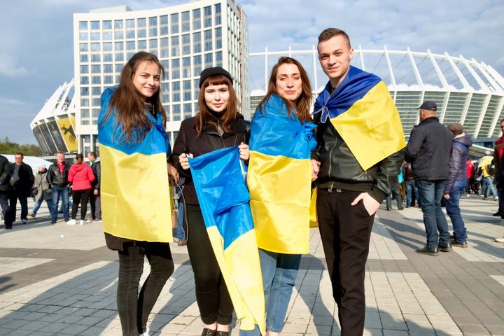 La jeunesse ukrainienne était présente lors du débat d'entre-deux tours à la présidentielle en Ukraine&nbsp;au stade Olympique de&nbsp;Kiev, vendredi 19 avril 2019. (RADIO FRANCE / NATHANAËL CHARBONNIER)