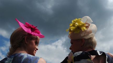 Premier jour des courses &agrave; Ascot&nbsp;(Royaume-Uni) et premiers d&eacute;fil&eacute;s de chapeaux, le 19 juin 2012. (CARL COURT / AFP)