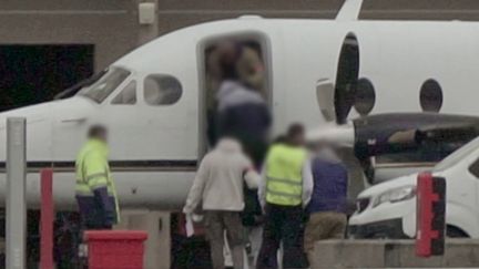 Immigration illégale : les expulsions coûteuses de migrants en jet privé dans d'autres pays de l'UE (France 2)