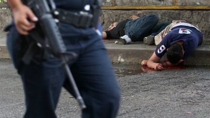 Un policier près des corps découverts à Acapulco (8/01/2011) (AFP/Pedro Pardo)