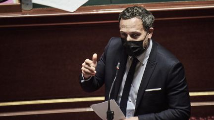 Le secrétaire d'Etat à l'Enfance et aux Familles, Adrien Taquet,&nbsp;au Sénat, le 20 janvier 2021. (ANTONIN BURAT / HANS LUCAS / AFP)