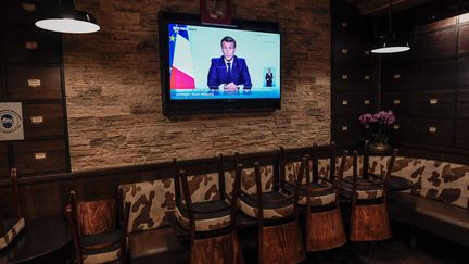 L'allocution d'Emmanuel Macron dans la salle d'un bar vide à Paris, le 28 octobre 2020. (STEPHANE DE SAKUTIN / AFP)