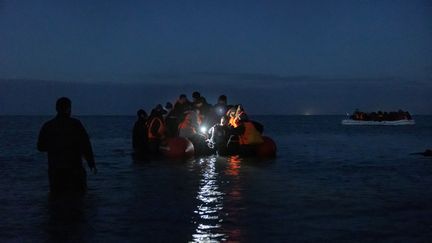 Une quarantaine de migrants se préparent à traverser la Manche vers le Royaume-Uni à bord d'une embarcation de fortune près de Wimereux dans le Nord de la France le 16 octobre 2021 (Photo d'illustration). (MARC SANYE / AFP)