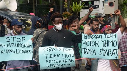 Des étudiants papous qui manifestent contre le plan du gouvernement indonésien de diviser cette région de Papouasie en six provinces, le 21 mars 2022. (PUTRI / AFP)