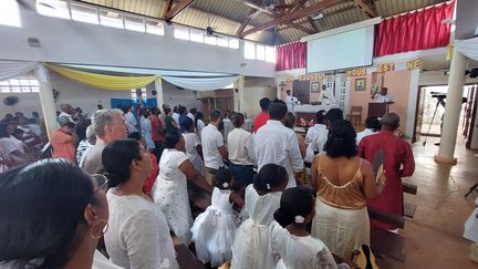 Alors qu'un couvre-feu est en vigueur à Mayotte, la messe de Noël était organisée mercredi matin, à Mamoudzou.