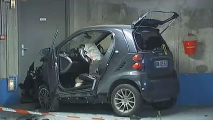 La voiture dans laquelle une jeune femme a &eacute;t&eacute; gri&egrave;vement bless&eacute;e par balles, &agrave; Montrouge (Hauts-de-Seine), le 17 f&eacute;vrier 2013. (FRANCE  2 / FRANCETV INFO)