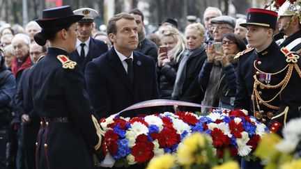 Emmanuel Macron dépose une gerbe de fleurs devant la statue de Georges Clémenceau, à Paris, lors des commémorations du 11 novembre 2017. (FRANCOIS GUILLOT / AFP)