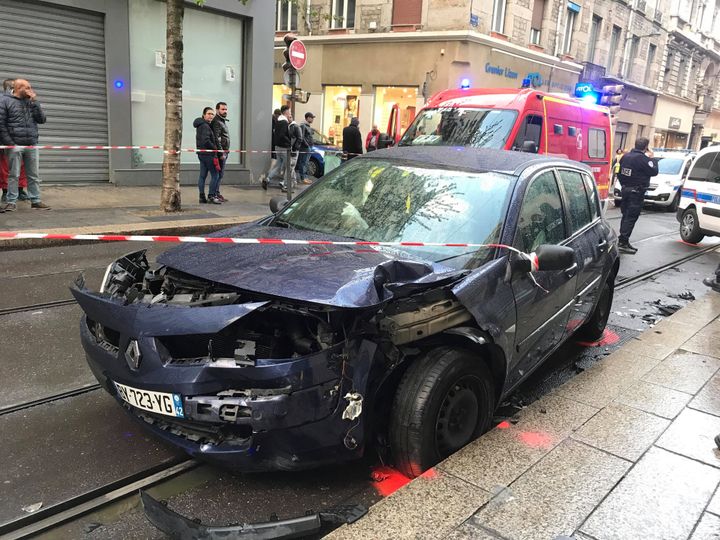 Le second véhicule percuté par la voiture de police, à Saint-Étienne, le 27 avril 2019. (LILA LEFEBVRE / RADIO FRANCE)