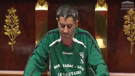 Le député LFI François Ruffin, à l'Assemblée nationale, le 7 décembre 2017, vêtu du maillot&nbsp;de l'Olympique Eaucourt, club d'Eaucourt-sur-Somme. (FRANCOIS RUFFIN)