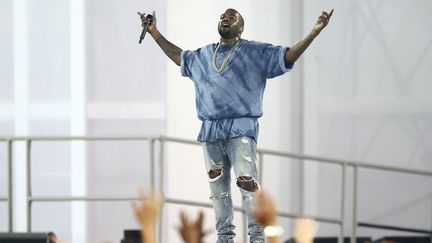 Le rappeur et styliste am&eacute;ricain Kanye West sur une sc&egrave;ne &agrave; Toronto (Canada), le 26 juillet 2015. (USA TODAY SPORTS / REUTERS)