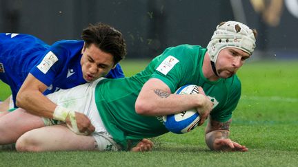 Mack Hansen au duel face à Ange Capuozzo durant la troisième journée du Tournoi des six nations entre l'Irlande et l'Italie, le 25 février 2023. (LORENZO DI COLA / NURPHOTO)