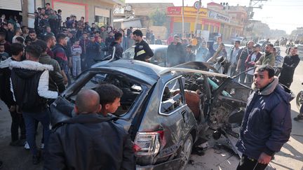 La voiture dans laquelle circulaient des journalistes d'Al Jazeera touchés par une frappe israélienne, le 7 janvier 2024, à Rafah (bande de Gaza). (ANADOLU / AFP)