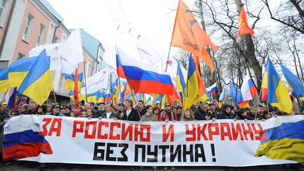 Des manifestants russes protestent samedi 15 mars &agrave; Moscou contre l'occupation de la Crim&eacute;e par la Russie. ( EGYPTIAN TV / AFP)