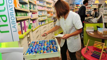 Une pharmacienne &agrave; Saint-Pol-de-L&eacute;on (Finist&egrave;re), le 25 septembre 2013.&nbsp; (MAXPPP)