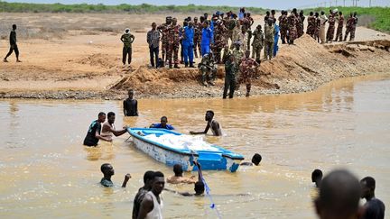 Des vivres sont acheminés par bateau aux habitants des zones inondées au Sud-Soudan, le 5 septembre 2024. (AFP)