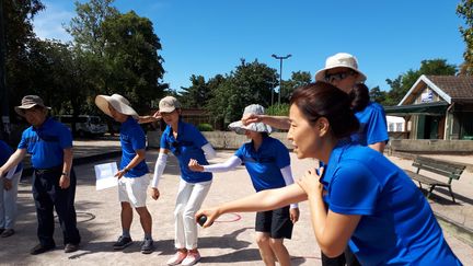 Des Sud-Coréens participent à un&nbsp;cours de pétanque dans le boulodrome du 12e arrondissement de Paris. (CECILIA ARBONA / RADIO FRANCE)