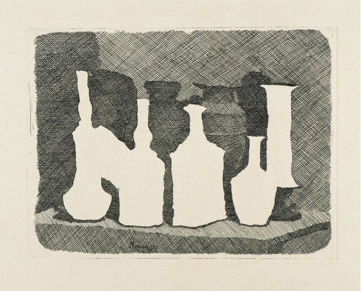 Giorgio Morandi, Nature morte avec deux objets et un drap sur une table, gravure sur cuivre à l'eau-forte, 1931, collection privée
 (-)