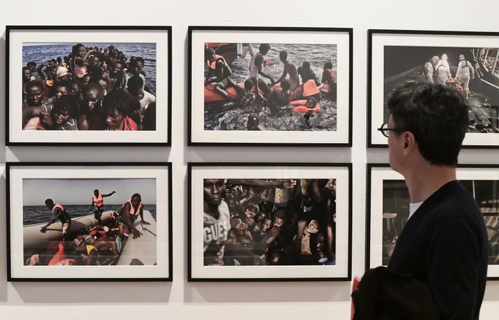 Un visiteur regarde les photos de Aris Messinis sur les réfugiés.
 (Miguel Medina / AFP)